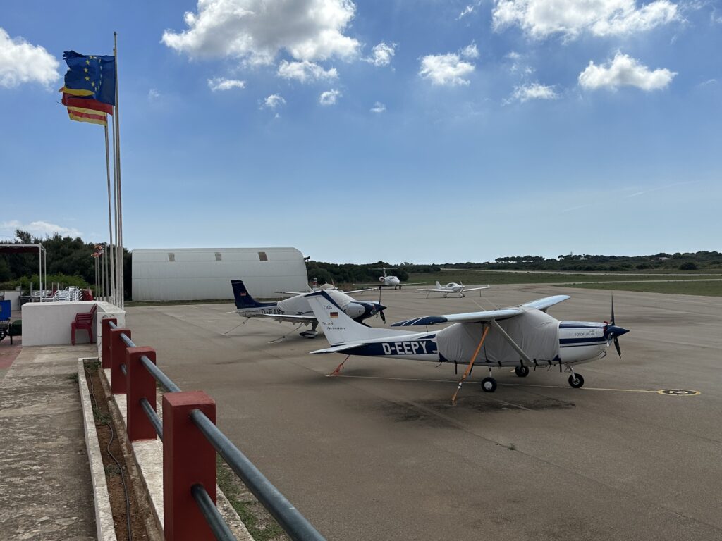 Parken der Flugzeuge am Flugplatz Saint Luis auf Menorca